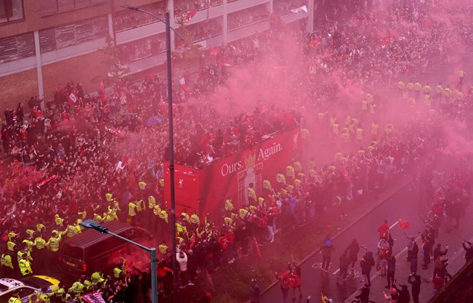 26 de maio de 2025, Reino Unido, Liverpool: Os jogadores do Liverpool comemoram no ônibus aberto durante o desfile dos vencedores da Premier League em Liverpool. Foto: Owen Humphreys/PA Wire/dpa