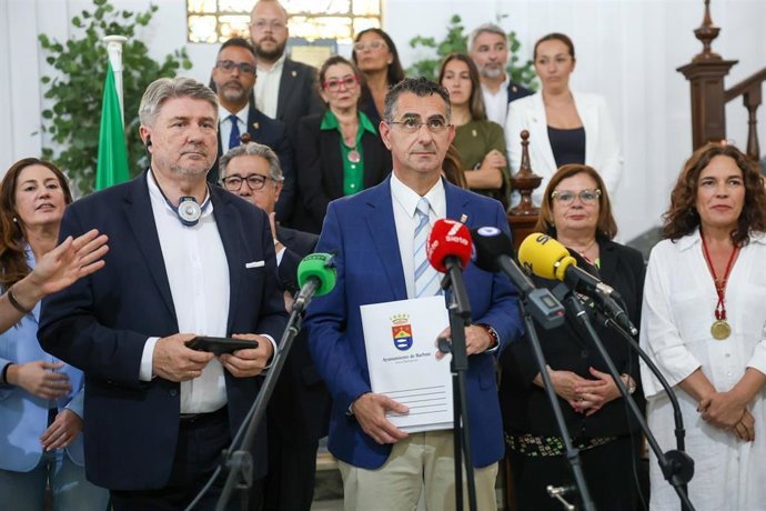 El presidente de la delegación del PE, Bogdan Rzonca, y el alcalde de Barbate, Miguel Molina Chamorro, han atendido a los medios de comunicación en el Ayuntamiento con motivo de la visita de una delegación de eurodiputados a la provincia de Cádiz.