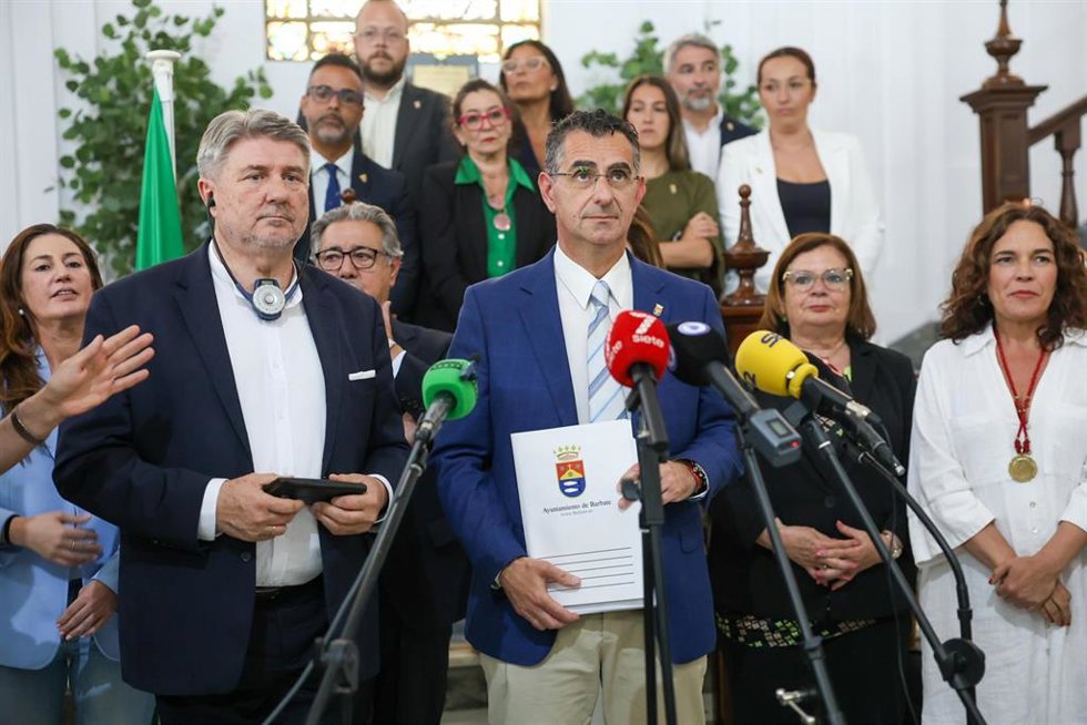 El presidente de la delegación del PE, Bogdan Rzonca, y el alcalde de Barbate, Miguel Molina Chamorro, han atendido a los medios de comunicación en el Ayuntamiento con motivo de la visita de una delegación de eurodiputados a la provincia de Cádiz.