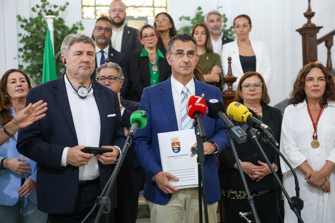 El alcalde de Barbate, Miguel Molina Chamorro atiende a los medios antes del encuentro mantenido en el ayuntamiento de la localidad. A 26 de mayo de 2025 en Barbate, Cádiz (Andalucía, España). El presidente de la delegación del Parlamento Europeo, Bogdan 