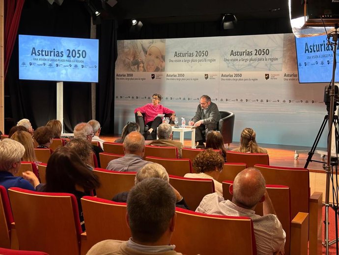 La exministra de Asuntos Exteriores del Gobierno de España, Arancha González Laya, durante su intervención esta tarde en la Biblioteca Pública Ramón Pérez de Ayala de Oviedo.