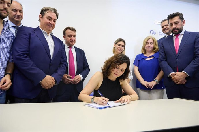 La presidenta de la Comunidad de Madrid y del PP de Madrid, Isabel Díaz Ayuso, ha firmado este lunes el aval para apoyar la candidatura a la presidencia del Partido Popular de Alberto Núñez Feijóo