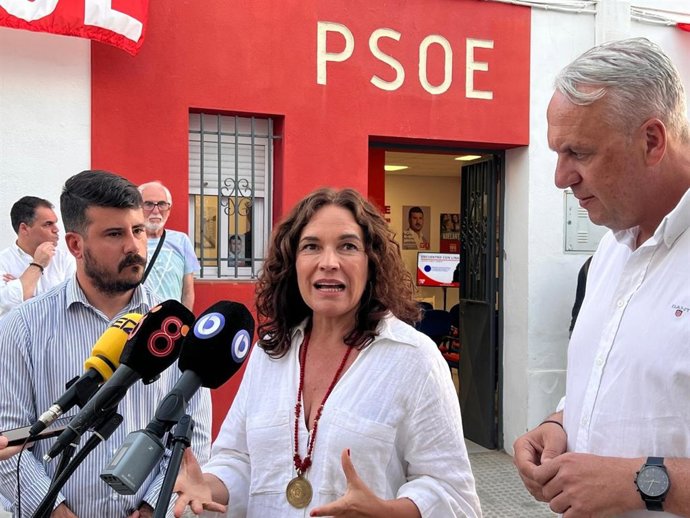 La europarlamentaria del PSOE, Lina Gálvez, atiende a los medios en Barbate.