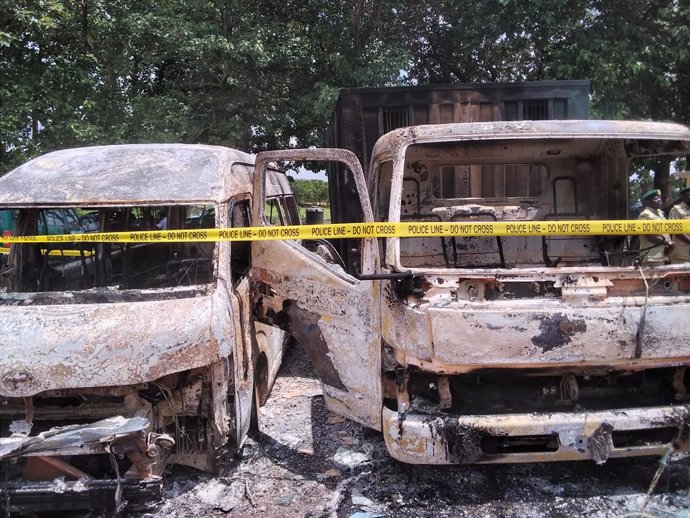 Archivo - ABUJA, July 6, 2022  -- Photo taken on July 6, 2022 shows damaged vehicles at the site of an attack on a prison in Abuja, Nigeria. At least 300 inmates were on the run while one inmate died and three others were injured during an attack on Tuesd