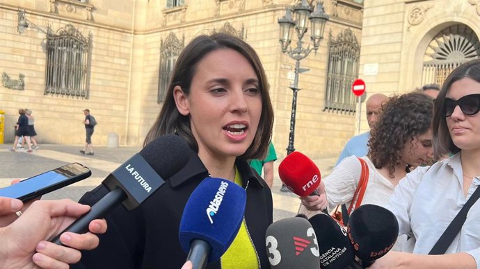 L'eurodiputada de Podemos, Irene Montero, en una atenció als mitjans a Barcelona
