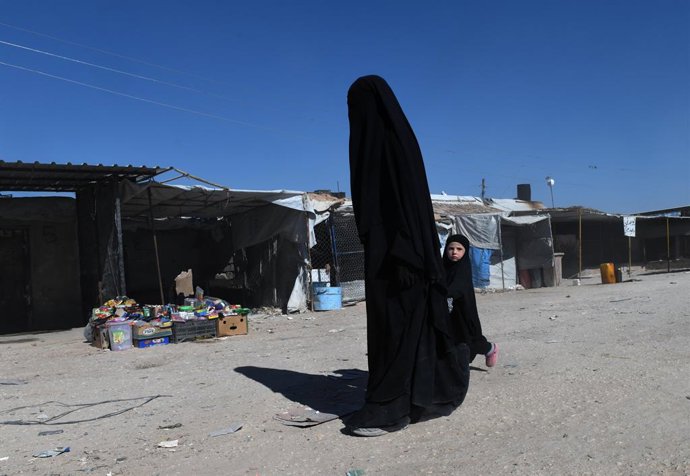 Archivo - Arquivo - 8 de novembro de 2019, Hassaka, Síria: Famílias do ISIS vivem no acampamento Al Hol em Hassaka, Síria, em 18 de novembro de 2019. Ele abriga aproximadamente _____ e as autoridades disseram que houve tentativas de fuga desde a incursão 