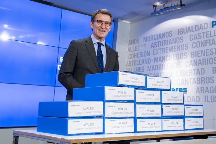 Archivo - El presidente de la Xunta de Galicia, Alberto Núñez Feijóo, posa en la entrega de los avales necesarios para formalizar su candidatura en la sede nacional del PP, en la calle Génova, a 9 de marzo de 2022, en Madrid (España). Feijoo formaliza su 