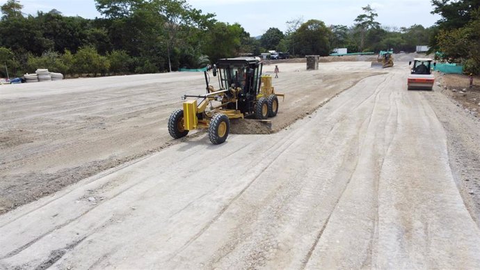 Maquinaria en las obras de la autopista Troncal del Magdalena 2, en Colombia
