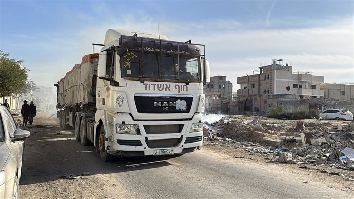 Archivo - January 21, 2025, Rafah, Gaza Strip, Palestinian Territory: Security guards sit atop trucks carrying humanitarian aid coming in from the Kerem Shalom border crossing (also known as Karem Abu Salem) and arriving in al-Shoka, east of Rafah in the 