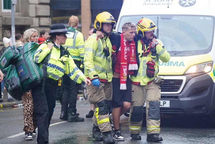 26 de maio de 2025, Reino Unido, Liverpool: A polícia e o pessoal de emergência lidam com um acidente de trânsito na Water Street, perto do Liver Building, depois que um carro colidiu com pedestres durante o desfile dos vencedores da Premier League ingles