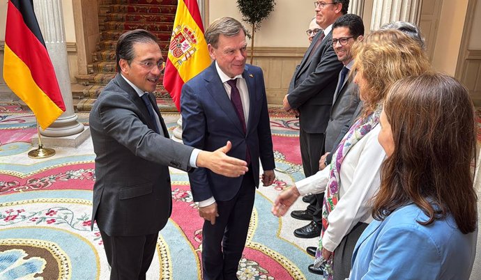 26 May 2025, Spain, Madrid: Johann Wadephul (2-L), German Foreign Minister, is welcomed by José Manuel Albares (L), Foreign Minister of Spain, during his visit. Wadephul wants to campaign in Spain and Portugal for closer European cooperation in defense an