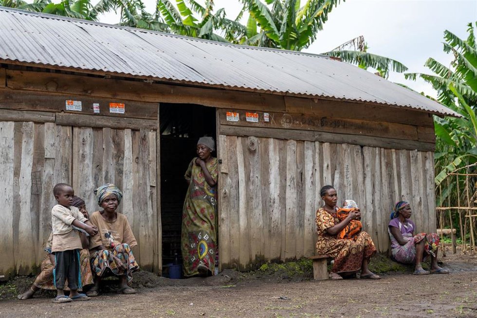 Fotografía de archivo de varios residentes en Sake, una localidad situada cerca de Goma, capital de la provincia de Kivu Norte, en el este de República Democrática del Congo (RDC)