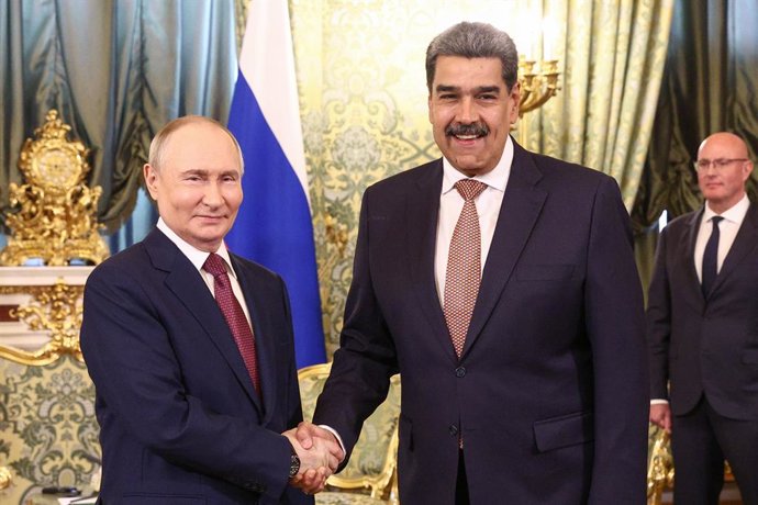 RÚSSIA, MOSCOU - 7 DE MAIO DE 2025: O presidente da Rússia, Vladimir Putin (à esq.), e seu colega venezuelano, Nicolas Maduro, apertam as mãos durante uma reunião no Kremlin de Moscou