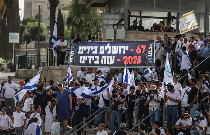 Una pancarta de la organización derechista Im Tirtzu en la Marcha de las Banderas en Jerusalén insta a Israel a anexarse Gaza en 2025 igual que Jerusalén Este en 1967.