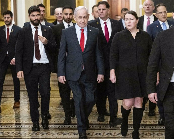 Archivo - Arxiu - El primer ministre israelià, Benjamin Netanyahu, caminant enfront del seu ministre d'Assumptes Estratègics, Ron Dermer, en una visita al Capitoli dels Estats Units