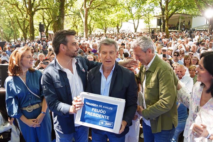 El presidente del Partido Popular, Alberto Núñez Feijóo (c) y el presidente de la Xunta de Galicia, Alfonso Rueda (1d), durante la romería que organiza el PP provincial de A Coruña, a 24 de mayo de 2025, en O Pino, A Coruña, Galicia (España). Este evento 