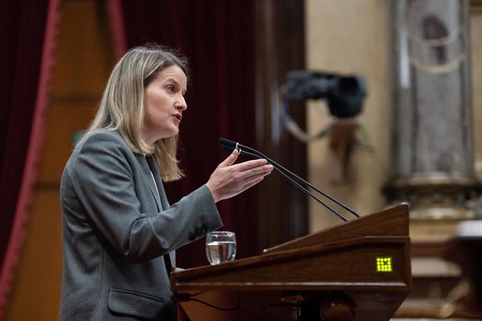 La consellera de Derechos Sociales e Inclusión de la Generalitat, Mònica Martínez Bravo, en una intervención en el Parlament