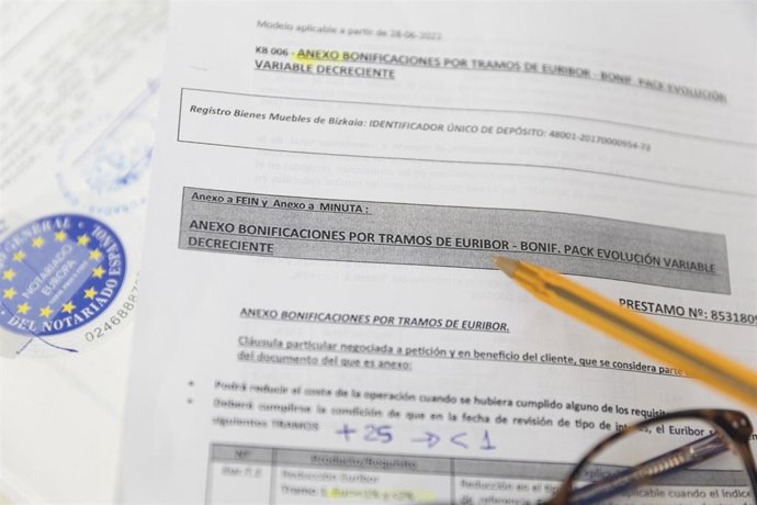 Archivo - Documentación para la firma de una hipoteca, a 15 de marzo de 2023, en Madrid (España). 