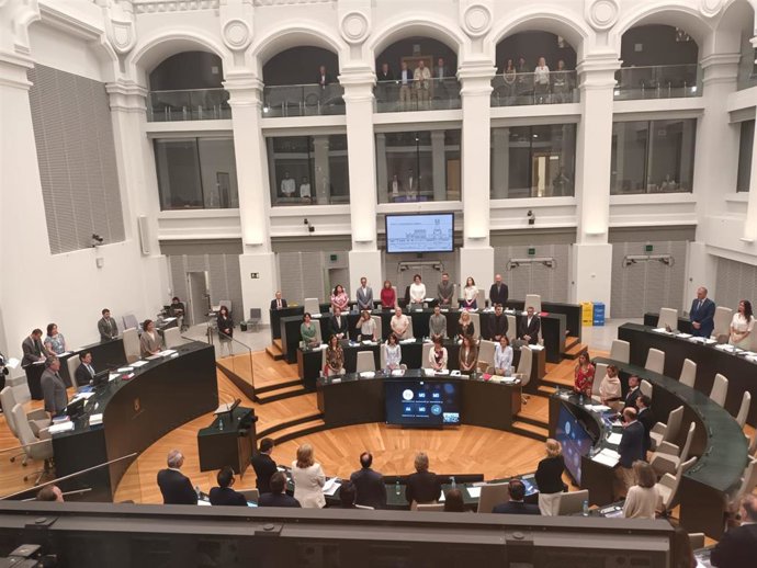 El Pleno de Cibeles arranca con la Corporación en pie en un minuto de silencio por la memoria de Mariano Ozores