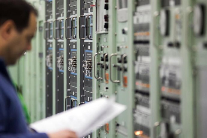 Archivo - Un empleado trabaja en sala de control de la central nuclear de Santa María de Garoña, a 23 de noviembre de 2023, en Santa María de Garoña, Burgos, Castilla y León (España).