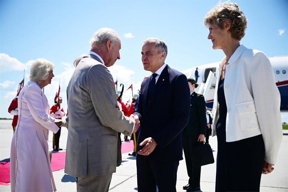 El rey Carlos III de Inglaterra es recibido por el primer ministro de Canadá, Mike Carney, a su llegada a Ottawa el 26 de mayo de 2025 para un viaje oficial de dos días