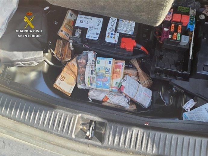 Dinero intervenido por la Guardia Civil.