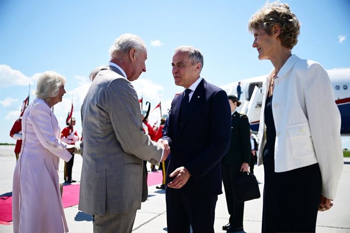 O rei Carlos III da Inglaterra é recebido pelo primeiro-ministro do Canadá, Mike Carney, em sua chegada a Ottawa, em 26 de maio de 2025, para uma visita oficial de dois dias.