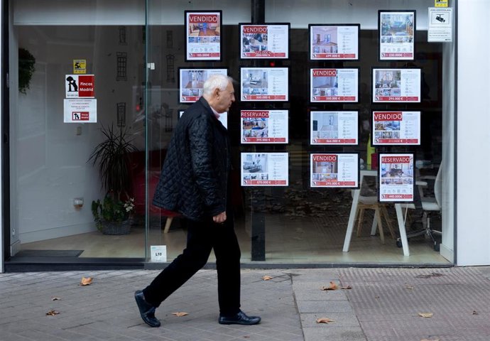 Archivo - Anuncios en una inmobiliaria, a 9 de enero de 2024, en Madrid (España).