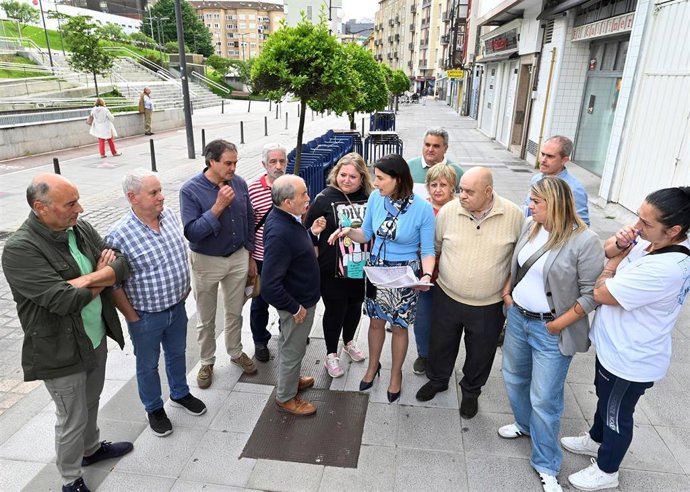 La alcaldesa de Santander, Gema Igual, se reúne con los vecinos de Tetuán