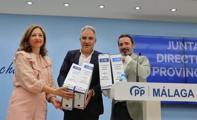 La presidenta del PP de Málaga, Patricia Navarro, entrega avales recogidos por la formación provincial para apoyar la reelección de Alberto Núñez Feijóo en el XXI Congreso Nacional.