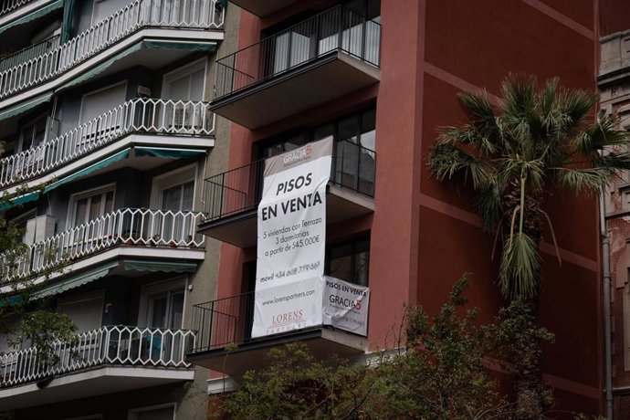 Archivo - Cartel de venta en una fachada de un edificio en Barcelona, Catalunya (España). 