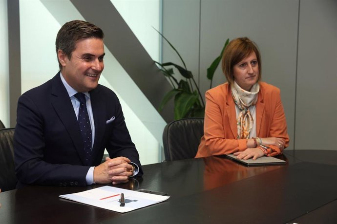 El consejero de Industria, Transición Energética y Sostenibilidad, Mikel Jauregi, y la presidenta de Konfekoop, Rosa Lavín.