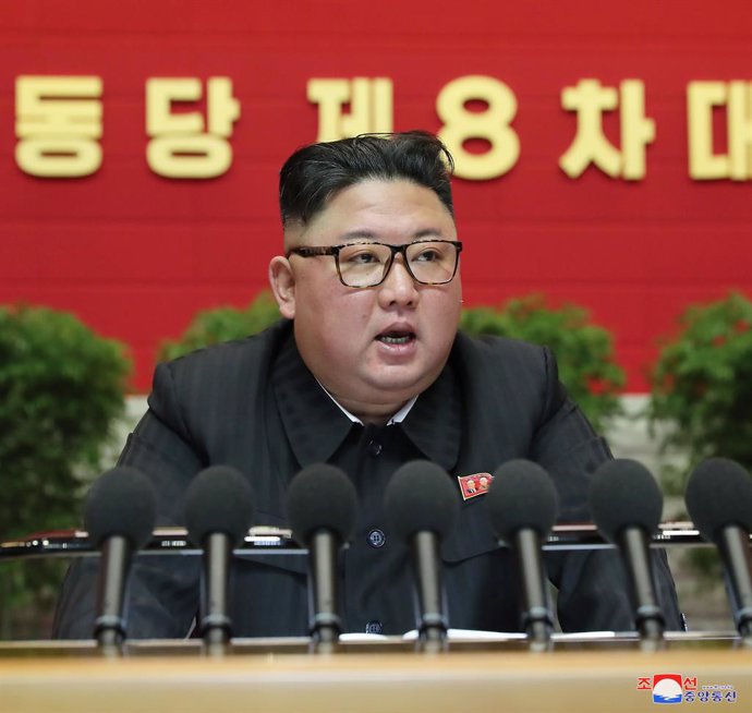 Archivo - (210109) -- PYONGYANG, Jan. 9, 2021 (Xinhua) -- Photo provided by Korean Central News Agency (KCNA) on Jan. 9, 2021 shows Kim Jong Un, the top leader of the Democratic People's Republic of Korea (DPRK), speaks during the eighth Congress of the W