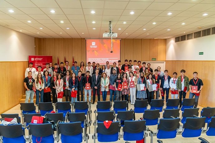 La UR entrega las menciones a los alumnos de Enseñanzas Medias mejor clasificados en las Olimpiadas de Ciencias 2025