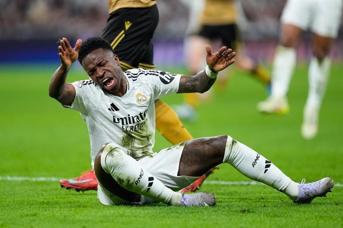 Archivo - Vinicius Junior of Real Madrid laments during the Spanish Cup, Copa del Rey, football match Semifinal Second Leg played between Real Madrid and Real Sociedad at Santiago Bernabeu stadium on April 01, 2025, in Madrid, Spain.