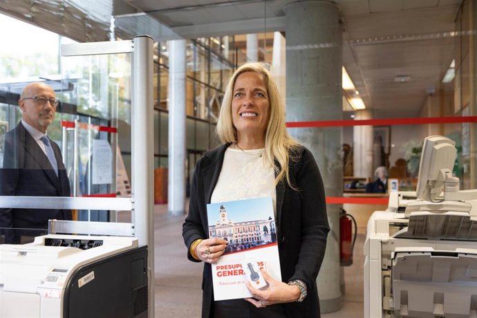 Archivo - La consejera de Economía, Hacienda y Empleo de la Comunidad de Madrid, Rocío Albert, entrega en la Asamblea de Madrid el Proyecto de Presupuestos Regionales para 2025