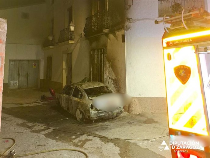 Incendio de un coche en Épila que ha afectado a una vivienda.