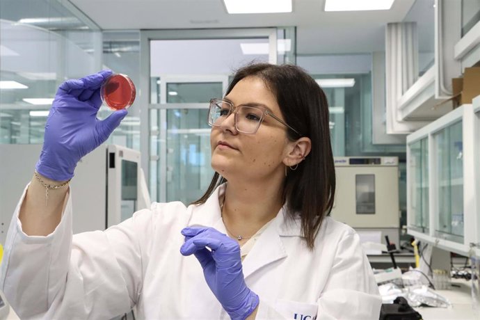 La Investigadora Noelia Hernández En Uno De Los Laboratorios De La UCAM.
