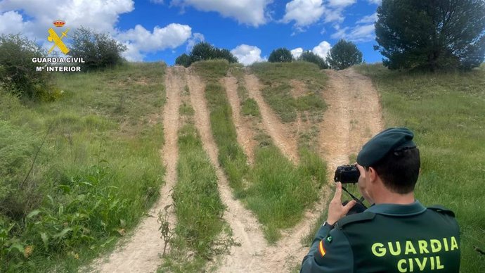 Imagen de las rodaduras causadas por los vehículos que han circulado por la Red Natura 2000 en Matapozuelos (Valladolid)