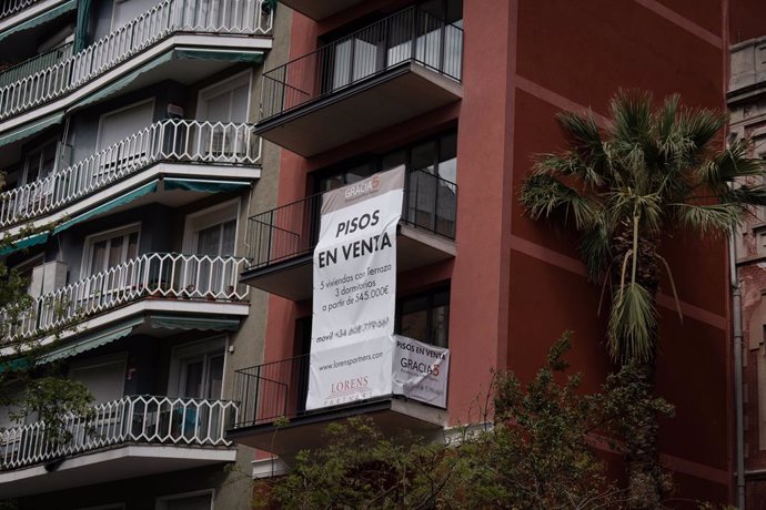 Archivo - Cartell de venda en un edifici a Barcelona