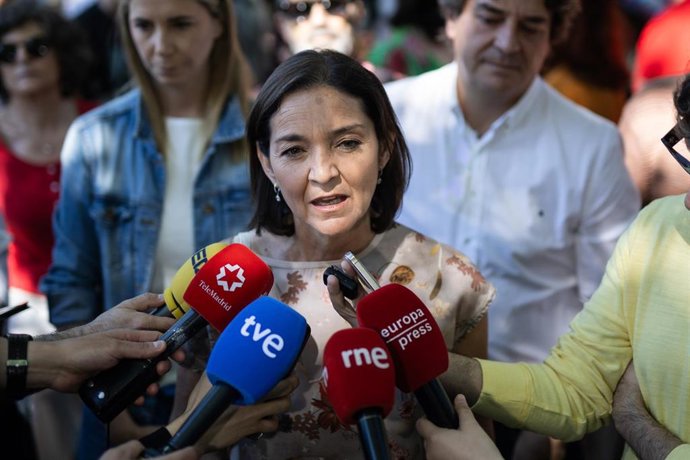 La secretaria general de la Agrupación Socialista de la Ciudad de Madrid, Reyes Maroto, ofrece declaraciones a los medios de comunicación, antes de la manifestación por la sanidad pública y contra la política sanitaria del Gobierno de Ayuso, a 25 de mayo 