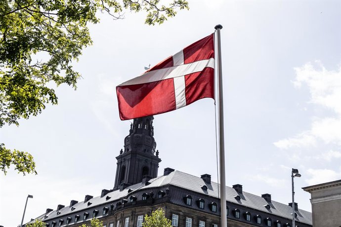 May 21, 2025, Copenhagen, Denmark: The Danish flag flies near Christiansborg Palace during the closing debate at Folketinget. The debate marks the end of the political year in the Danish Parliament.