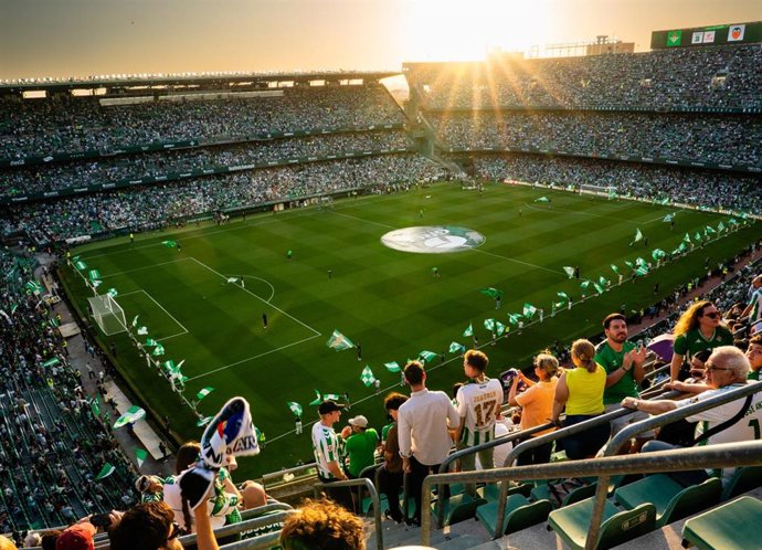 Aficionados al último encuentro de LaLiga disputado en el Villamarín entre el Real Betis y el Valencia CF.