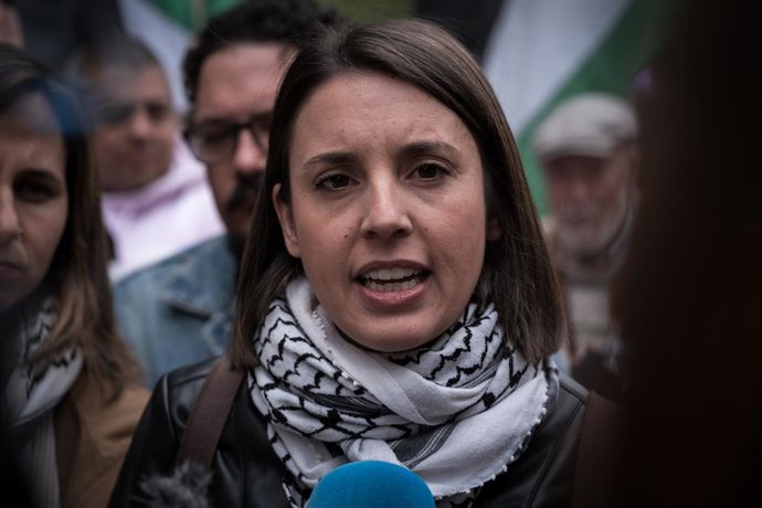 La eurodiputada de Podemos, Irene Montero, durante la manifestación en conmemoración de la Nakba, a 15 de mayo de 2025, en Madrid (España). En el 77 aniversario de la Nakba, el suceso que obligó a 700.000 personas a dejar su tierras cuando se proclamó el 