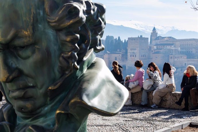 Archivo - Reproducció d'una estatueta dels Premis Goya