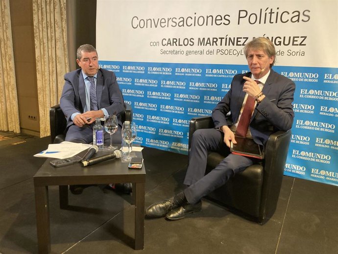 Carlos Martínez (d) momentos antes de participar en el foro de El Mundo, junto al director del diario, Pablo Lago.
