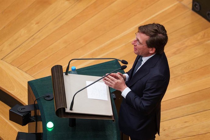 El alcalde de Madrid, José Luis Martínez-Almeida, interviene durante un pleno en el Ayuntamiento de Madrid, a 27 de mayo de 2025, en Madrid (España).  La situación de las aproximadamente 400 personas que pernoctan en el aeropuerto Adolfo Suárez-Madrid Bar