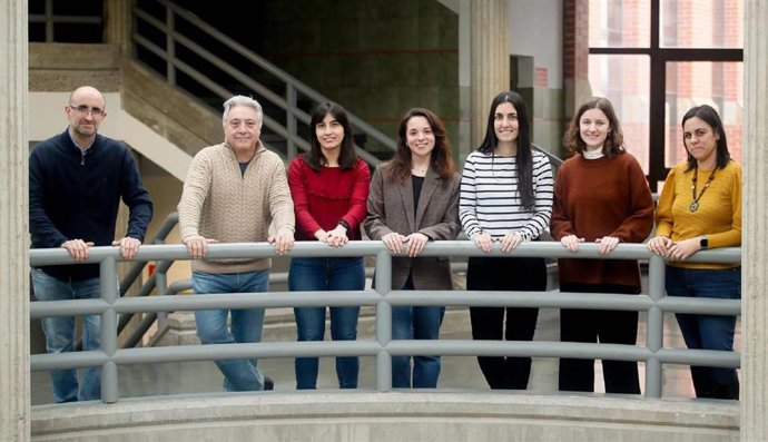 Archivo - De izquierda a derecha, Vicente Martín, María Rubín, Lorena Botella Juan, Laura Álvarez, Isabel García Cuesta y Tania Fernández, investigadores del proyecto 'D1ANAS'.