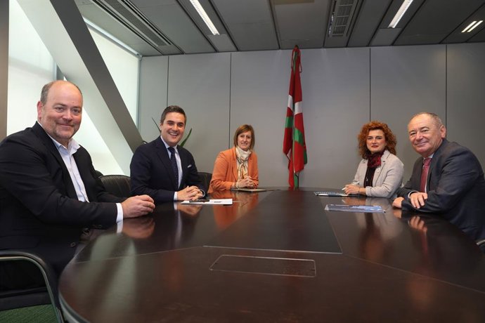 Jaurlaritzako eta Konfekoopeko ordezkariak