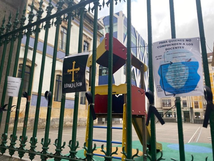 Colegio Público de Gijón con carteles de protesta y anuncio de huelga.